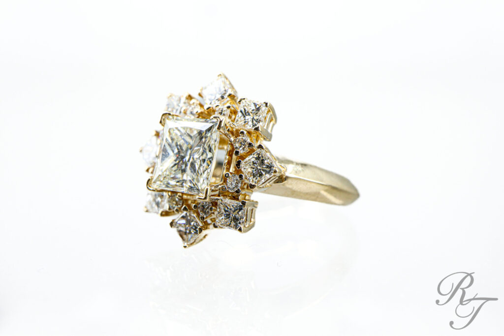 Starburst diamond ring in gold with princess and round cuts to get a new engagement ring look